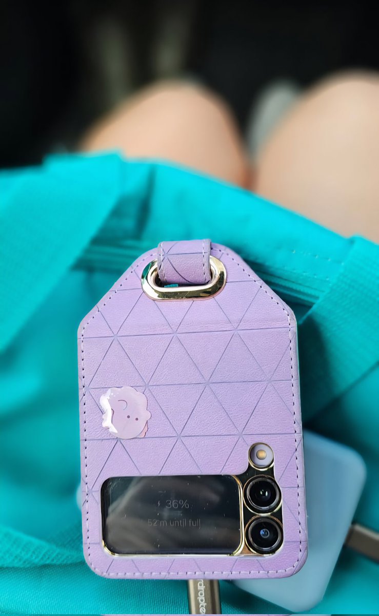 Хүмүүс утсаа сольдог харин миний утас эзнээ сольмоор бгаам байлгүй сүүлийн хэд хоног гарнаас мултарч газарт өөрөө хэд хэд уналаа.😅