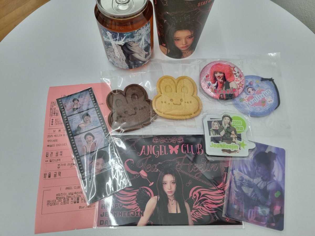 두 번째 생카
#희진아_생일축하해_스껄
#Happy_HeeJin_Day
입구 들어가자마자 희진님 애교영상이
나와서 멍때리며 다보고 들어갔다 ㅋㅋ
갤러리처럼 액자사진이 많았다.
정말 예쁘시고 귀엽단게 어느 사진이든
느껴졌다.🥰
특전도 너무 예뻤다♡
<a href="/bar_heejin/">HeeJinBar</a> 
<a href="/LOVINIDOL_CAFE/">LOVINIDOL | 러비니돌 갤러리카페 | 카페대관 | 생일카페</a>