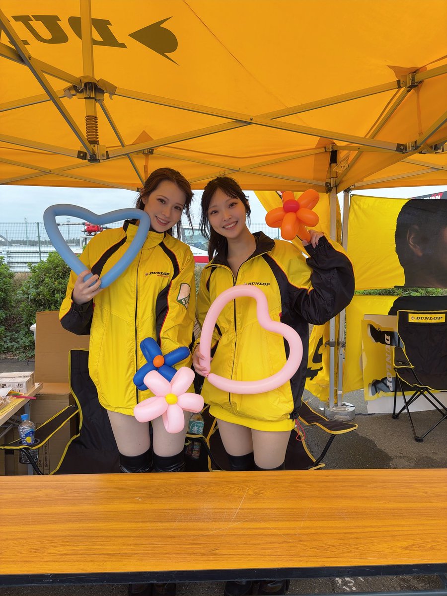 tozawa_satomi's tweet photo. こんにちは☔️
今日はさあやちゃんとDUNLOPサポートガールズのお仕事です💛

#筑波サーキット #DANLOP https://t.co/YbAkU1gL3z