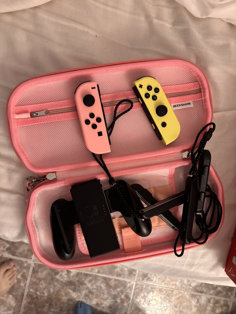 Muy buenas ✨
Vendo NINTENDO SWITCH OLED
Incluye:
- Todos los accesorios.
- 2 mandos extra (rosa y amarillo).
- Funda, carcasa y cubre dock Magic Girl de Geekshare.
300€
✨RT POR FAVOR y gracias✨