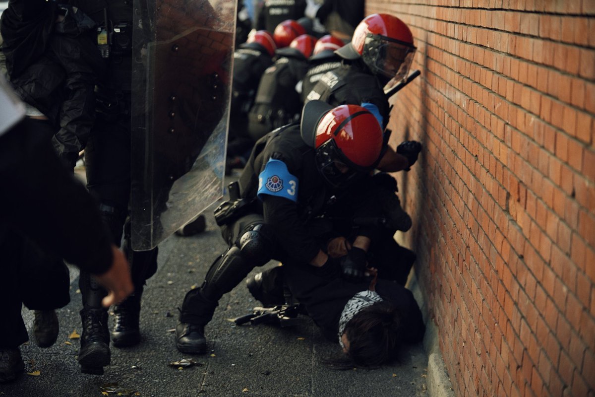 CUPstap's tweet photo. L'Ertzaintza a Euskadi, la PN a l'Estat Espanyol i els Mossos a Catalunya no deixen dubtes de les ordres dels seus superiors: protegir la ultradreta i els feixistes i reprimir les protestes contra ells.
#NoPassaran https://t.co/75sBVZRlwD