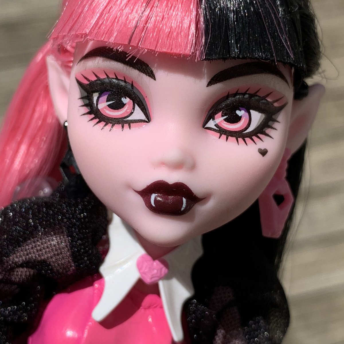 oleascustoms's tweet photo. draculaura proving that a dark lip will always look better then a pastel one https://t.co/agH4sDtPCK