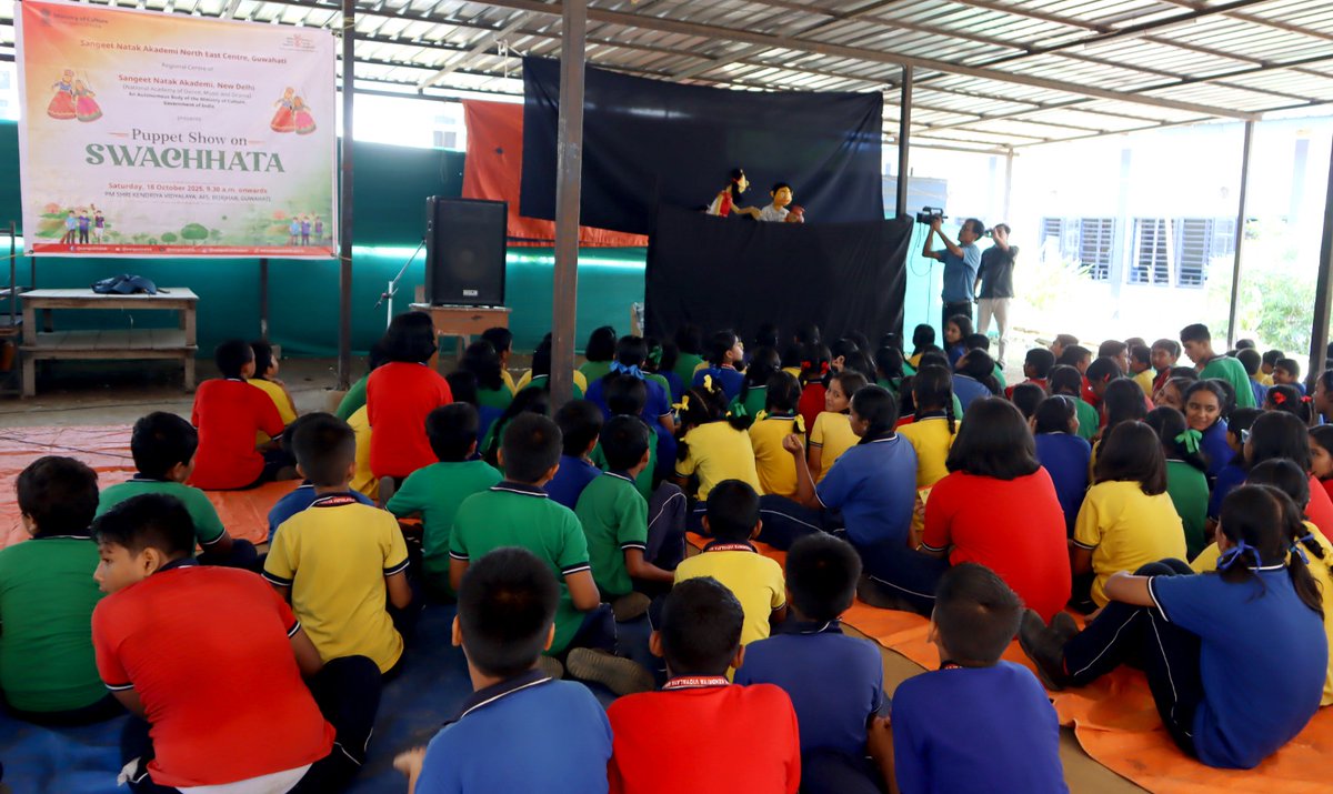 sangeetnatak's tweet image. Glimpses of the puppet show on Swachhata, organised by the Sangeet Natak Akademi North East Centre, Guwahati, to promote the values of cleanliness and civic responsibility among students. 

#PuppetShow #SwachhataHiSeva2025 #SHS2025