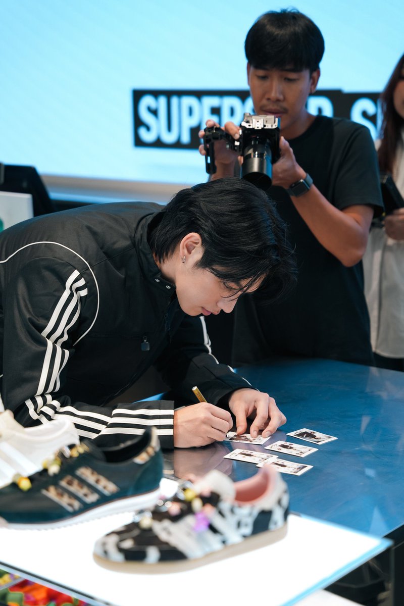 รูปโพลารอยด์แจกมั้ยคะ🥺

BRIGHT With adidas Style
#adidasxBRIGHT
#adidasOriginals
#bbrightvc <a href="/bbrightvc/">bright</a>