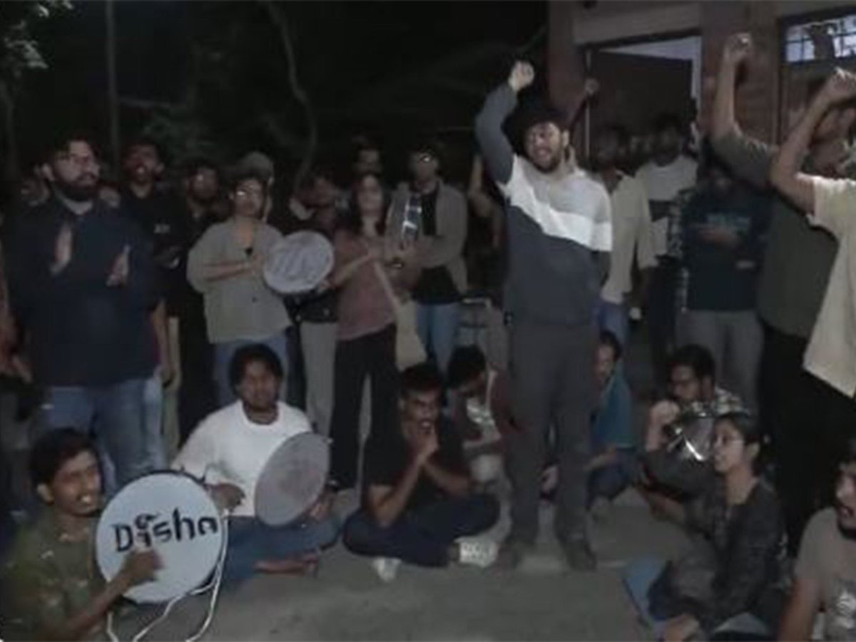 ANI Digital (@ani_digital) on Twitter photo JNU teachers' body condemns police brutality against students, administration's inaction
Read <a href="/ANI/">ANI</a> Story | aninews.in/news/national/…
#JNU #DelhiPolice #JNUTA JNU teachers' body condemns police brutality against students, administration's inaction
Read <a href="/ANI/">ANI</a> Story | aninews.in/news/national/…
#JNU #DelhiPolice #JNUTA