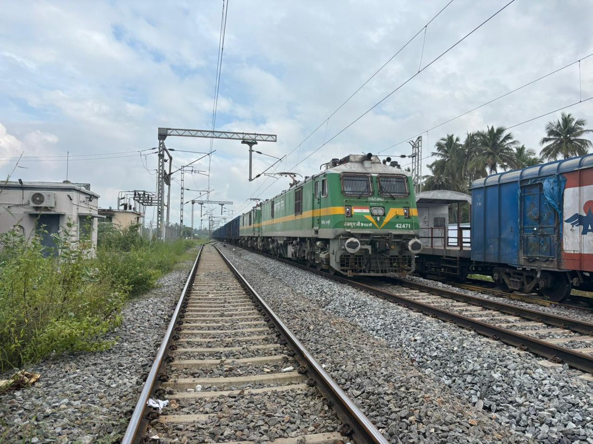 RailMinIndia's tweet photo. Indian Railways is facilitating Tamil Nadu’s bumper harvest with seamless transportation; 2.3 Lakh Tonnes of paddy were loaded in 85 rakes between 1st and 17th October.

#Hungry4Cargo https://t.co/0cYU6Kbd6p