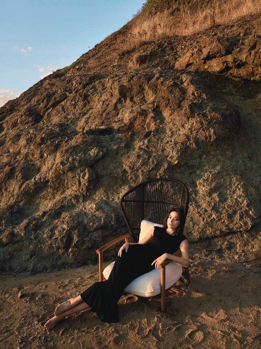 evless1's tweet image. #SimayBarlas for ALL magazine /october issue

"My family taught me hard work, honesty, and respect for processes. They taught me that true goodness comes not only from talent but also from a strong moral stance. This has always been my guiding light in my choices and stance."