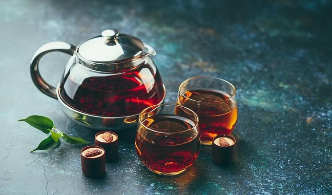 دراسة حديثة تكشف فوائد الشاي الأسود وبعض التوابل لصحة القلب وإبطاء الشيخوخة. التوابل مثل الفلفل الأسود والقرفة والقرنفل غنية بمركبات البوليفينول التي تقلل الإجهاد التأكسدي وتبطئ شيخوخة الخلايا.. تناول الشاي الأسود يوميًا يخفض ضغط الدم والكوليسترول ويقلل خطر الأمراض المزمنة بنسبة 19%.. الخبراء ينصحون بتناول 3 4 أكواب يوميًا لتحسين صحة القلب والأوعية الدموية 