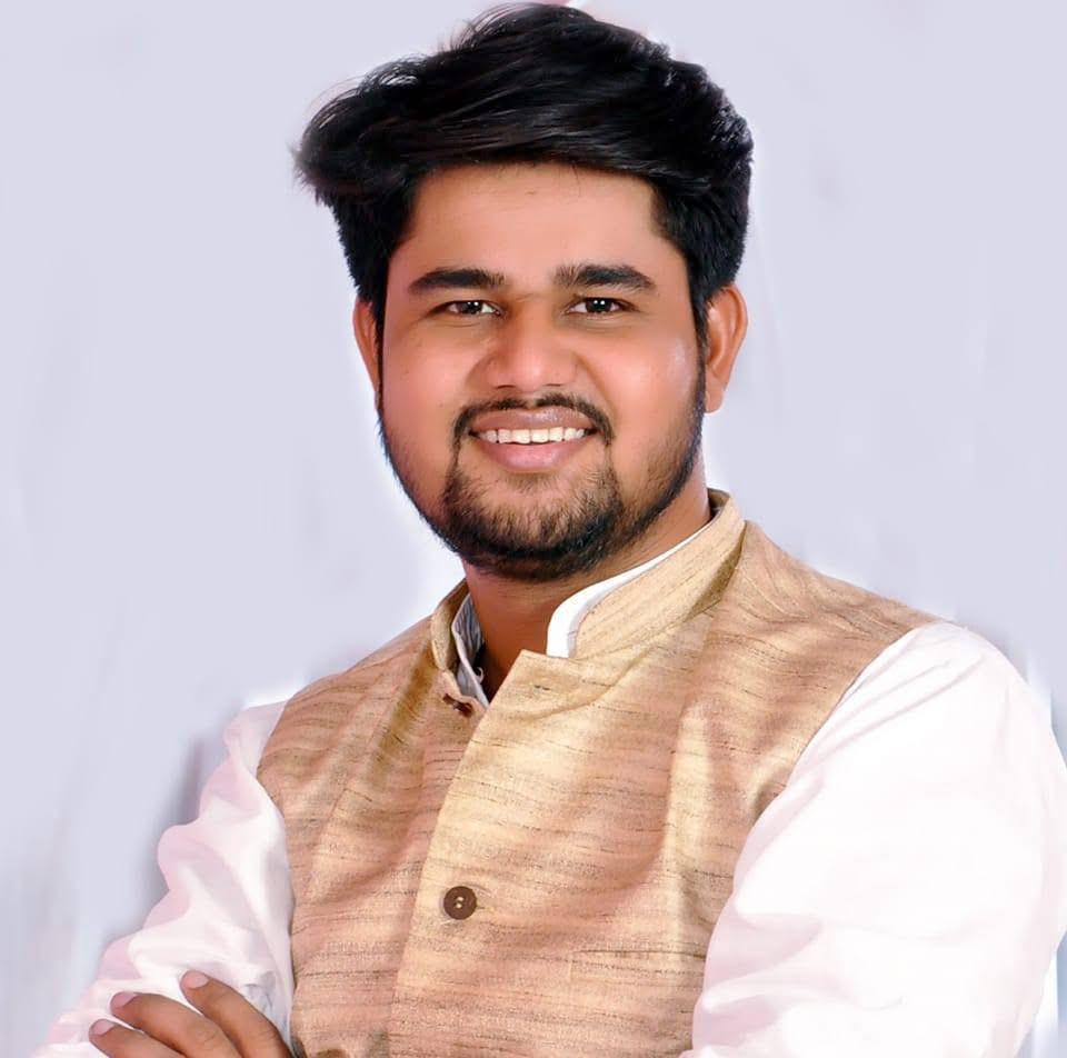nsui's tweet photo. गुरु घासीदास विश्वविद्यालय, छत्तीसगढ़ में गड़बड़ी और घोटालों के खिलाफ अनशन कर रहे छात्रों को पहले निलंबित किया गया। जब NSUI प्रदेश अध्यक्ष नीरज पांडेय समेत अन्य नेता उनके समर्थन में पहुंचे, तो उन पर FIR दर्ज कर दी गई।

इसी तरह बुंदेलखंड विश्वविद्यालय, उत्तर प्रदेश में भी NSUI के नेशनल कोऑर्डिनेटर जीशान रज़ा और अन्य कार्यकर्ताओं पर ABVP के इशारे पर, विश्वविद्यालय की समस्याओं पर सवाल उठाने के लिए, यूपी पुलिस ने FIR दर्ज की।

देशभर में आम छात्रों की आवाज़ उठाने वाले NSUI नेताओं को संघ के दबाव में BJP सरकारें निशाना बना रही हैं।

आज देश के लगभग सभी केंद्रीय और राज्य विश्वविद्यालय RSS के नियंत्रण में हैं — जहाँ बड़े पैमाने पर भ्रष्टाचार और घोटाले हो रहे हैं। जब NSUI इन काली करतूतों को उजागर करती है, तो झूठी FIR दर्ज कराई जाती है।

ये @RahulGandhi जी के बब्बर शेर हैं — न डरेंगे, न झुकेंगे।