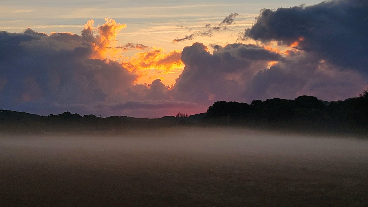 Albada d'avui amb núvols que van des d'arrán de terra fins a grans alçades. Palafrugell.