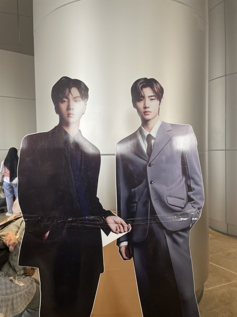 theredstringjs's tweet image. hi guys freebies kami sudah habis, yaa! tapi untuk standee-nya masih terpasang di hall luar sebelah gate A🤩