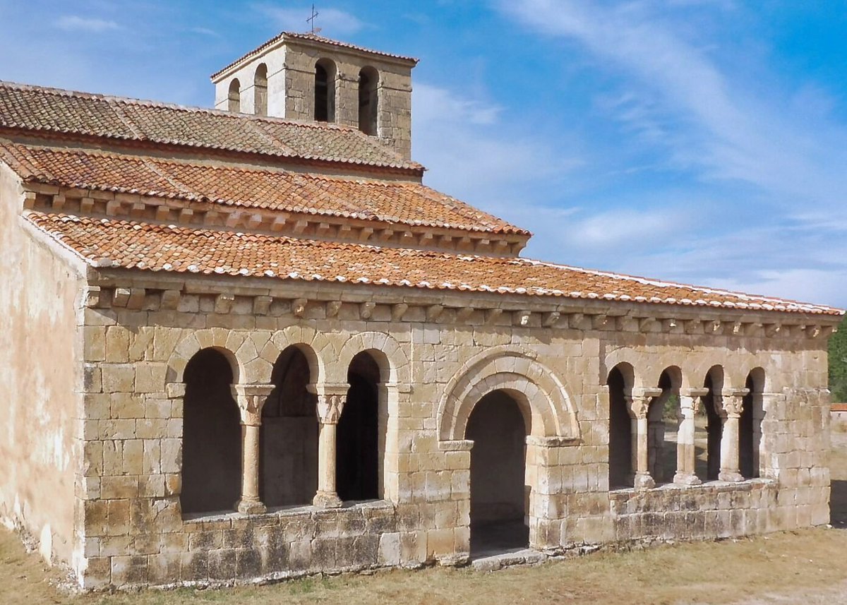 Uno de los 'Ayer y Hoy' más llamativos de nuestro románico es el de la ermita de la Virgen de las Vegas de Requijada (Segovia), que hasta su restauración en los años 70 del siglo XX, se encontraba semienterrada más de un metro por la acumulación de sedimentos (1915-2024)
