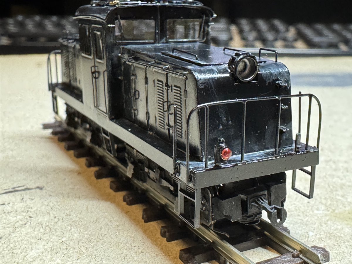 IbukiModel's tweet image. 【 #祭板 #栗原鉄道ED18 】
テールライトのレンズをつけ、
キャブインテリアの塗装を終え、
窓ガラスをつけました。

作業後の収納に百均のケースに入れてますが、
専用ケースの如くピッタリの大きさです。