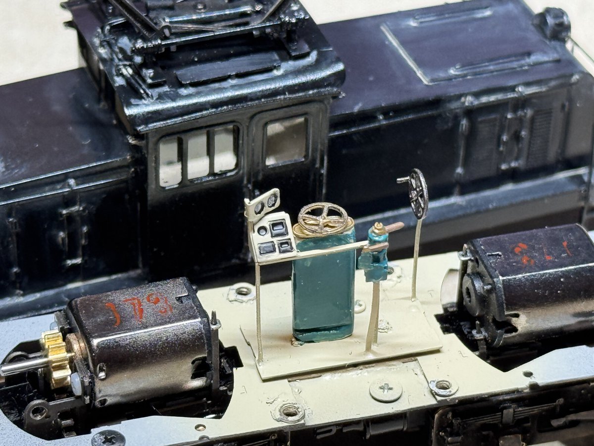 IbukiModel's tweet image. 【 #祭板 #栗原鉄道ED18 】
テールライトのレンズをつけ、
キャブインテリアの塗装を終え、
窓ガラスをつけました。

作業後の収納に百均のケースに入れてますが、
専用ケースの如くピッタリの大きさです。