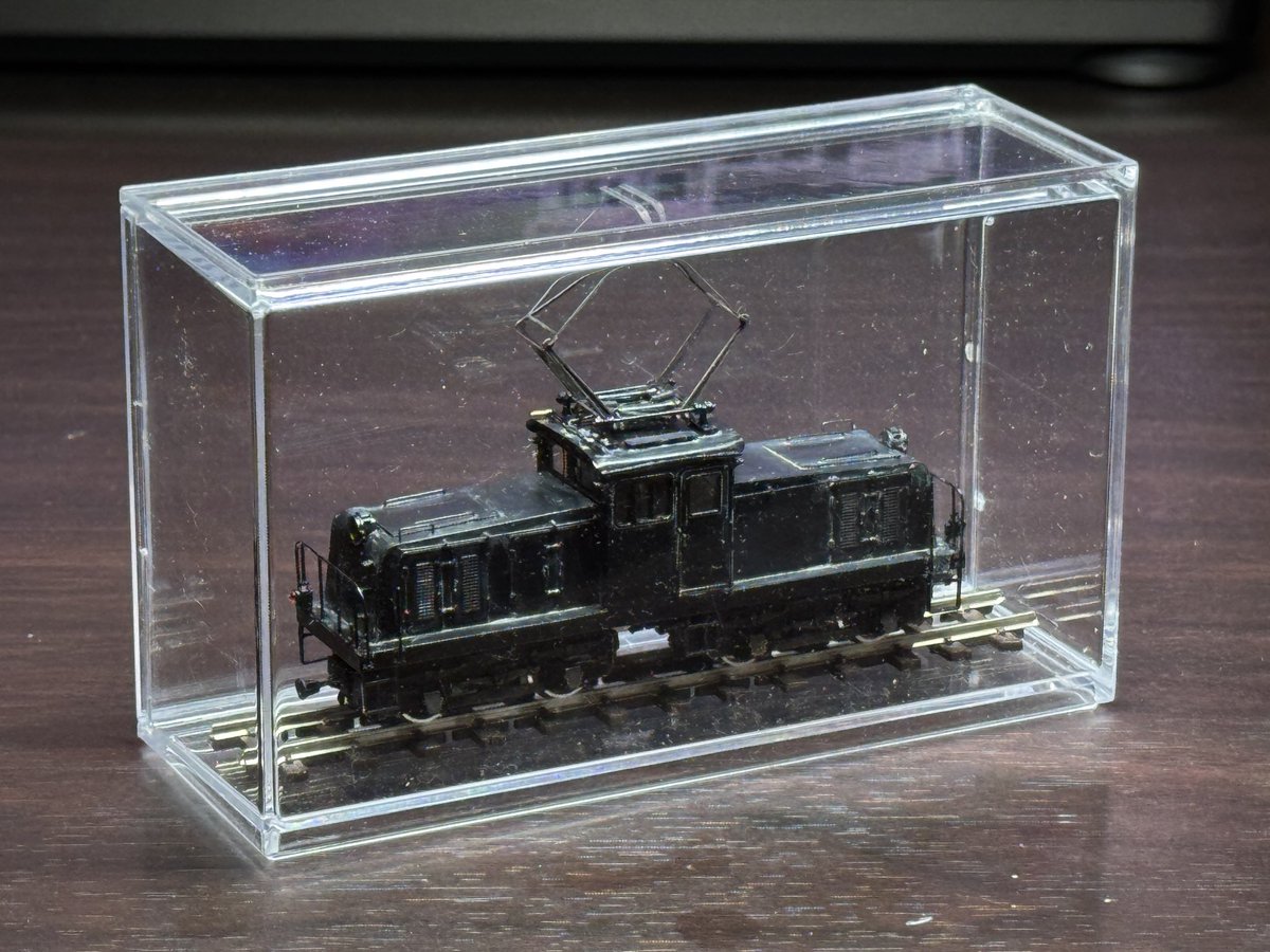 IbukiModel's tweet image. 【 #祭板 #栗原鉄道ED18 】
テールライトのレンズをつけ、
キャブインテリアの塗装を終え、
窓ガラスをつけました。

作業後の収納に百均のケースに入れてますが、
専用ケースの如くピッタリの大きさです。
