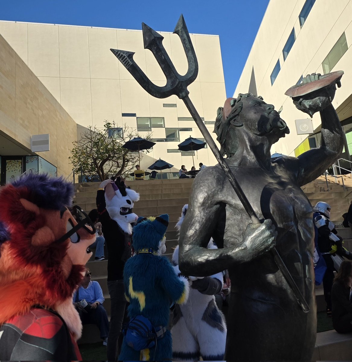 To all the people doing Howloween 
I had such a blast at UCSD and just all the furs 
Plus debut 2.0 AHHHH 😆