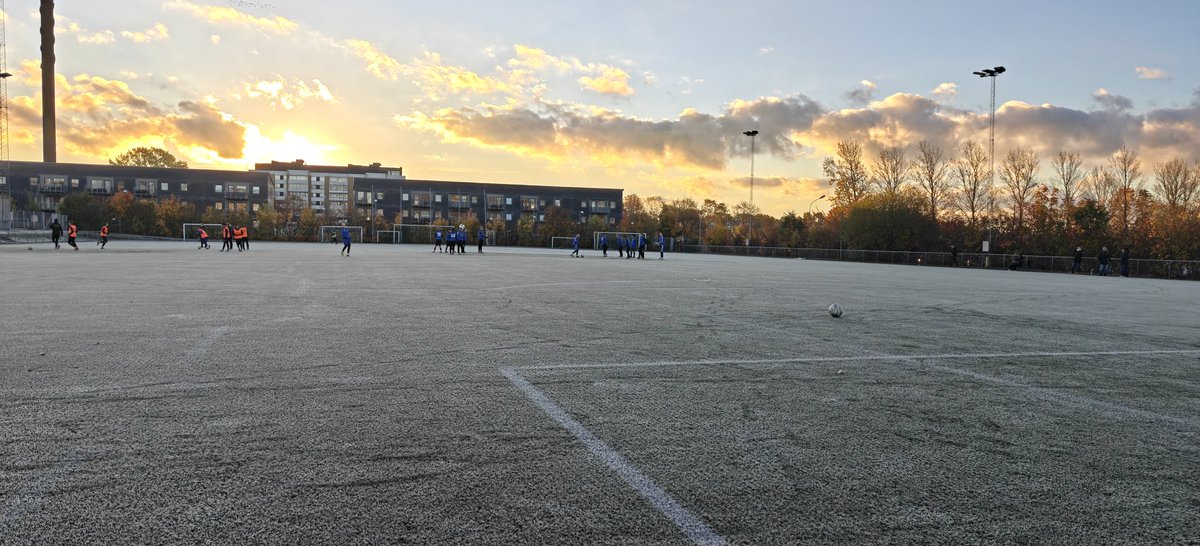 _Frodda's tweet image. Skönt vara fotbollspappa, uppe 0530 en söndag !  Trots det är det detta jag kommer sakna om par år ❤️