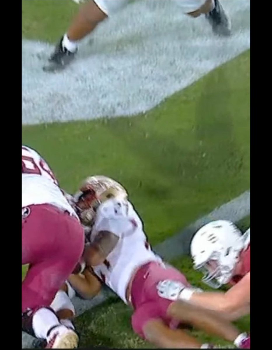 J0NL33's tweet photo. How is this not a touchdown? What in the world is going on with the refs in the @ACCFootball ? Seriously? #FSU @fsu https://t.co/MNg3XLvdHf