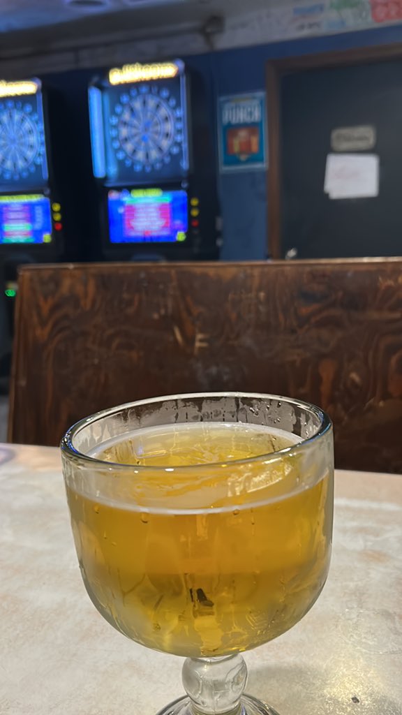 _uncleAndrew_'s tweet image. Sitting at a local bar playing darts. First time out without bag, this shit sucks #notaddicted