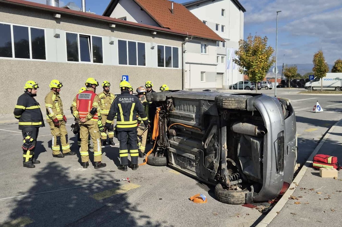 Včeraj smo se udeležili vaje tehničnega reševanja, ki je potekala skupaj s PGE Celje v Vrbju. 

Namen vaje je bil izboljšati sodelovanje med enotami in izmenjati izkušnje pri zahtevnih posredovanjih. 
Hvala PGE Celje za odlično sodelovanje in priložnost za dodatno izobraževanje!