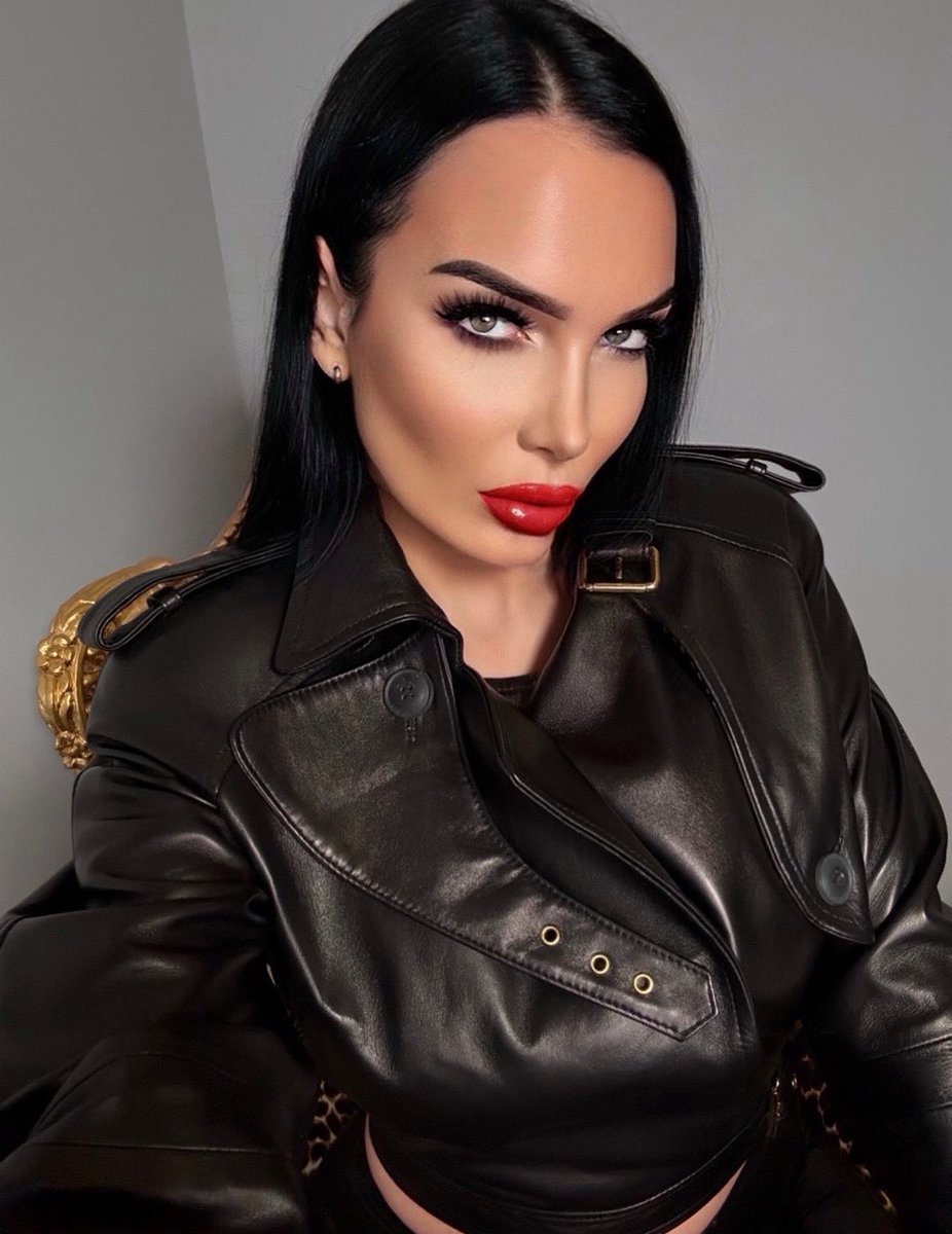 Auch <a href="/goddesskara_666/">𝓖𝓸𝓭𝓭𝓮𝓼𝓼 𝓚𝓪𝓻𝓪</a> liebt Leder! Es sieht edel aus, man spürt es, man riecht es, ein Traum für alle Sinne, besonders für den Sub! 😉