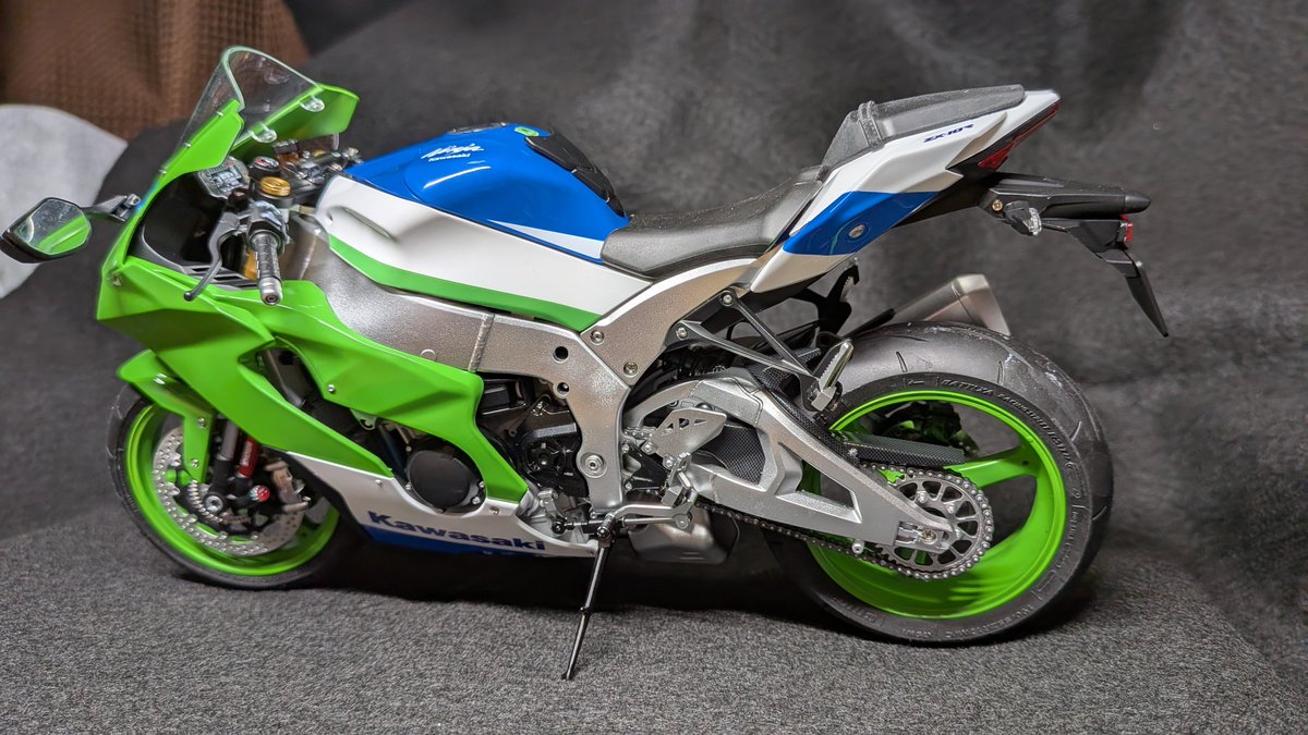 MASAMETAL17's tweet image. MENGMODEL ZX10R 完成しました🎉

最後のカウル組み立てでクリア割れができましたが(泣)完成といたします

＃MENGMODEL
＃ZX10R
＃バイクプラモ盛り上げ隊