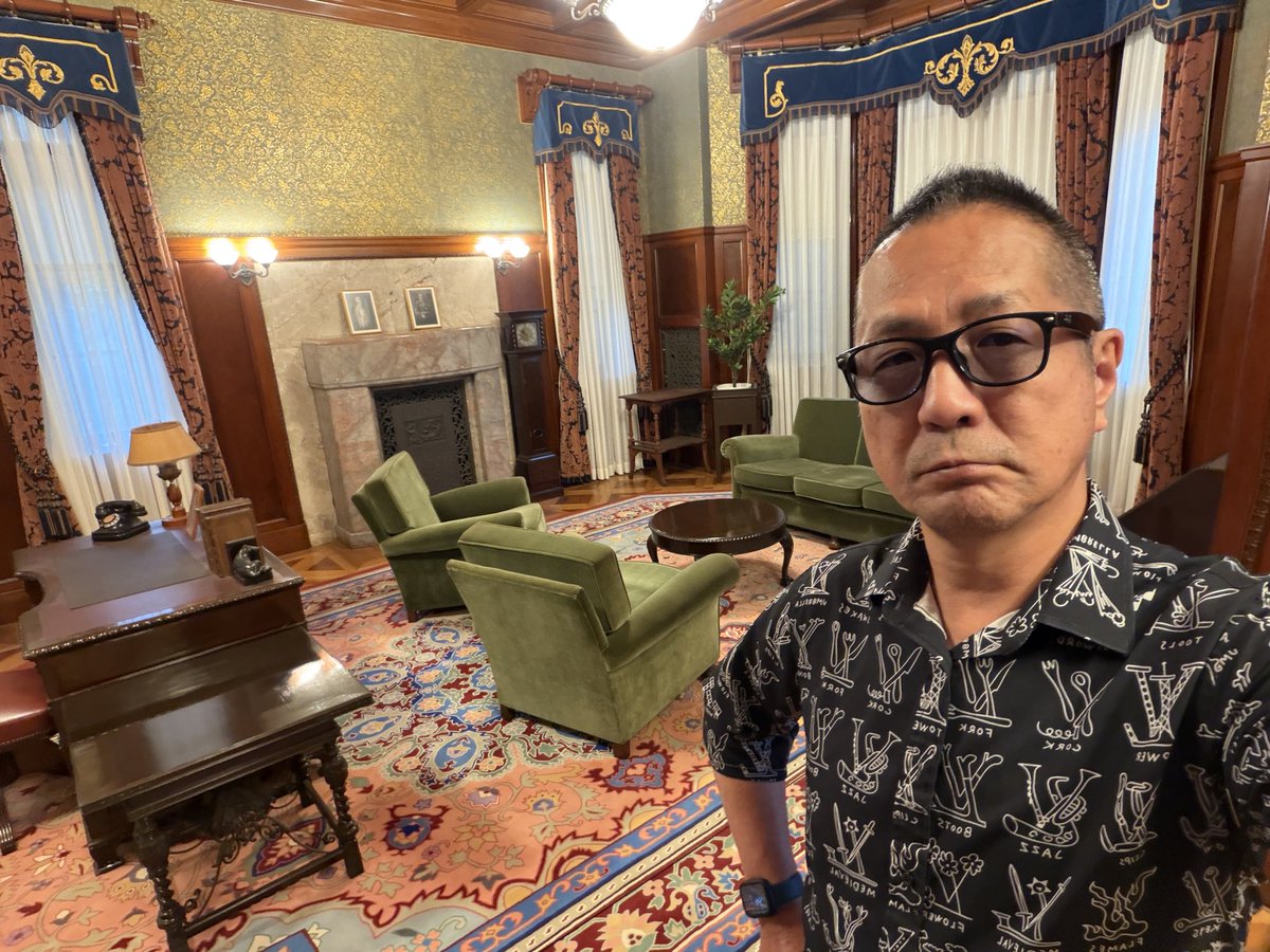 synerio_h's tweet image. 2階上がって書斎に来て！