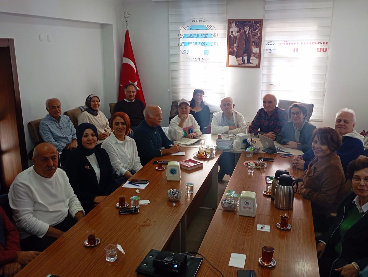 TÜRK OCAKLARI KUŞLUKTA YAZARLAR TOPLULUĞUNUN 10 EKİM 2025 TARİH VE 458 SAYILI OTURUM YAZANAĞI

Oturuma Katılan Yazarlar: A. Filiz Yavuz, Ali Sözeri, Asiye Lelik Duman, Atalay Yağmur, Dilek Güneş, Emine Özgenç, Fatma Koç Özkul, Gülden Aydın Tekelioğlu, Halil Takavcu, Hasan Çoban,