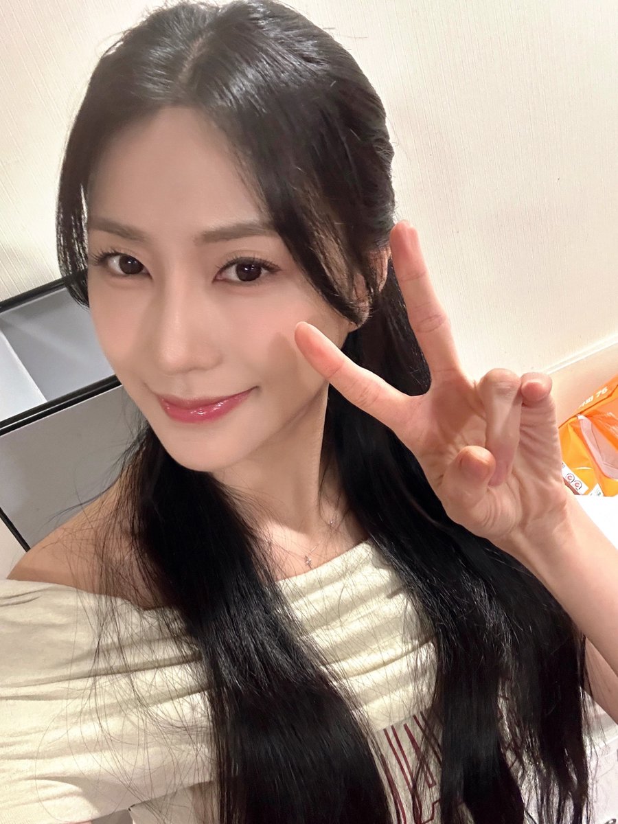 [📸]

2025.10.19
SBS 파워FM <배성재의 텐> 

내일 월요일이라 너무 우울해
극복할 방법 알려줘😞
———————————————
💬 그 기분 완전 이해돼요😔
그래도 아래 방법으로 극복할 수 있어요👇

🎧 1. 하영이 나오는 <배성재의 텐> 듣기
📸 2. 하영이 사진 보기
💭 3. 하영이 생각하며 잠들기

#에이핑크