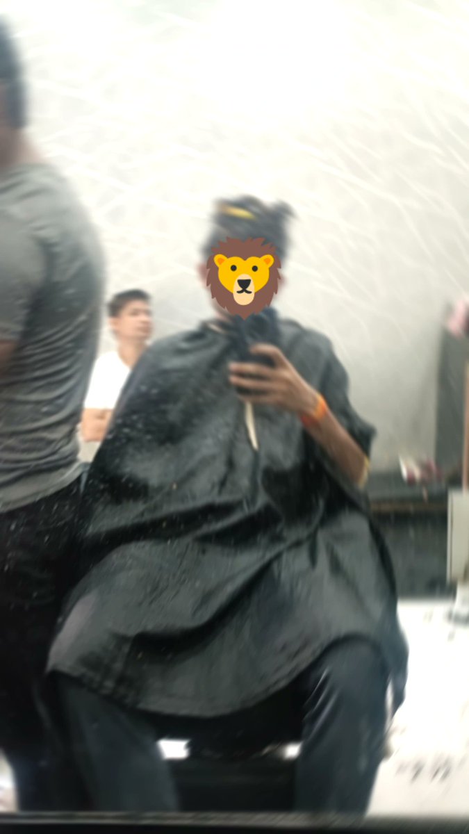 CoderArmy's tweet image. Multitasking lvl 100, creating content while getting hair cut 🦁 
Bonus k liye kuch bhi  😭💹