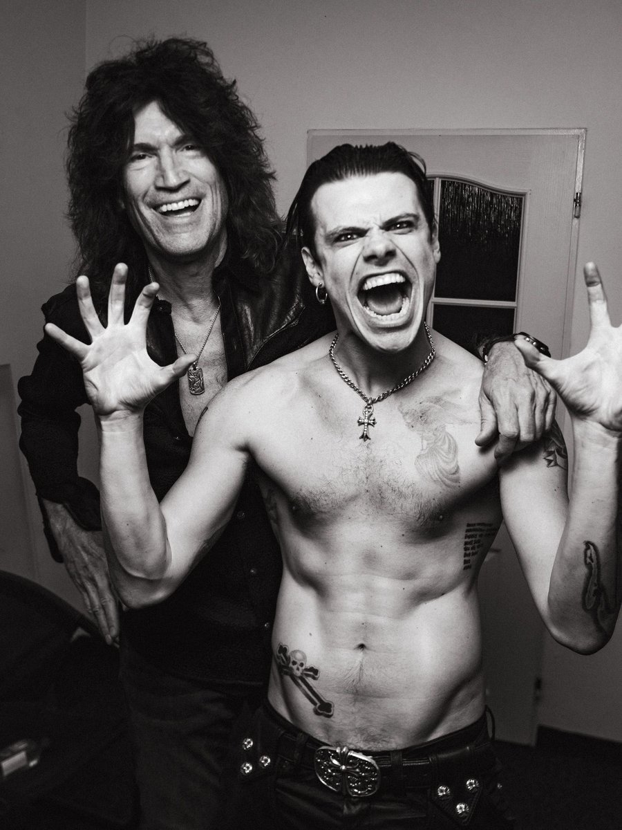 tommy_thayer's tweet photo. Prague @yungblud phenomenal https://t.co/rXgvFOqbCZ