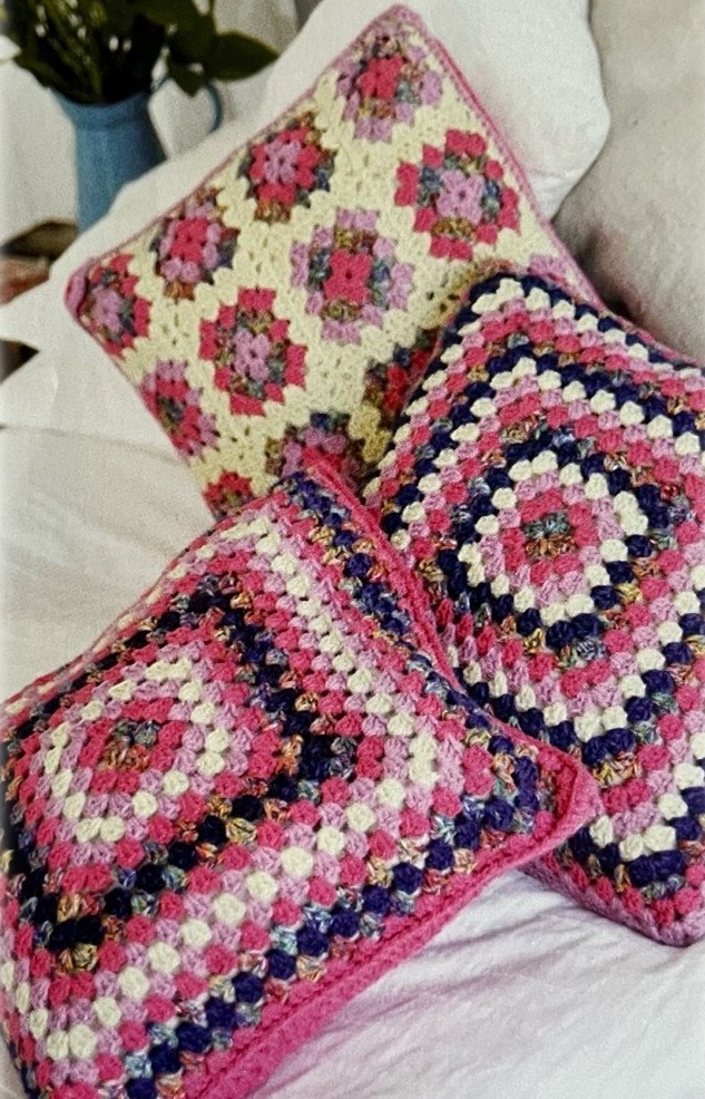 Granny Square Cushions 🤎🩷

These designs are lovely to make for around the home using cosy colours. Who doesn’t love traditional crochet? These would brighten up any sofa. A fantastic handmade gift too 🧶

dwcrochetpatterns.etsy.com/uk/listing/512…

#MHHSBD #craftbizparty #earlybiz #UKGiftAM