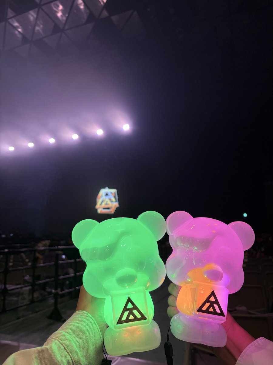 a93loveee's tweet photo. あと5分くらいで開演🖤 https://t.co/G0CkRnhjTH