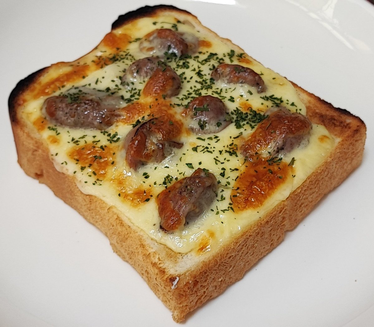 砂肝チーズトースト

焦げやすいパンの耳を少し水で濡らして具材の上に厚めにチーズを重ねることで前より均等に熱が加わった感じ🤔