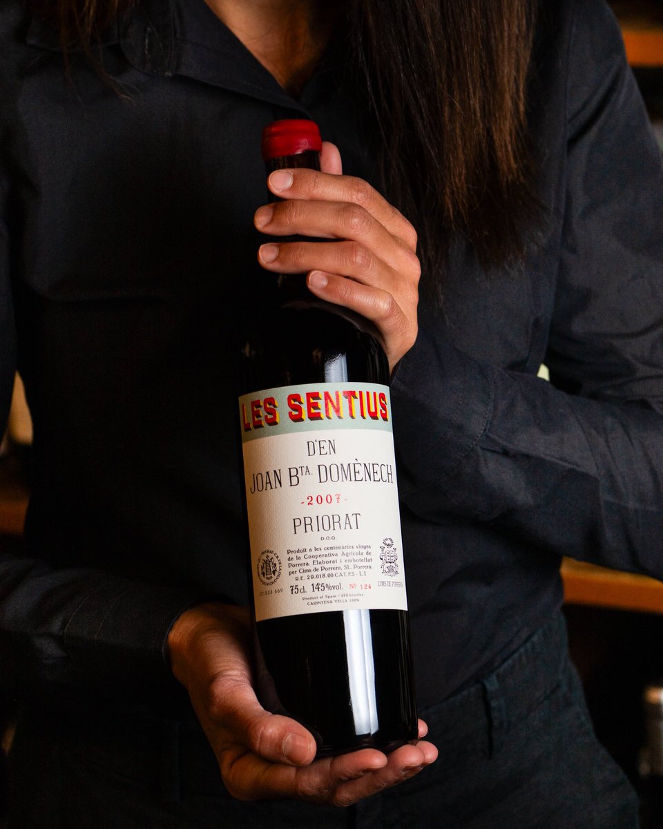 Les Sentius de Joan Bta. Domènech 2007 es uno de los tintos de limitada producción que Cims de Porrera elabora en el Priorat. Cariñena plantada en 1950 a 630 metros de altitud. Solo 290 botellas de una pieza irrepetible. Recomendamos decantar. #vinodeldía bit.ly/3K48J47