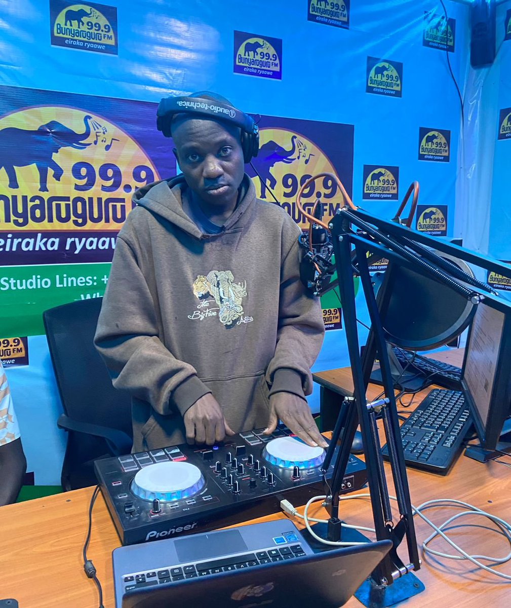 BunyaruguruFm's tweet photo. It’s #SundayReplay and the perfect vibes! Drop your requests for your favorite hit songs you’d love to listen on today’s Request Show hour 

Hosted by #DJStewartPundit
Stream🔥📻:99.9FM/ Listen online: https://t.co/uJLuY2JpT6
Nice Sunday to you all https://t.co/vQux9JqCSx