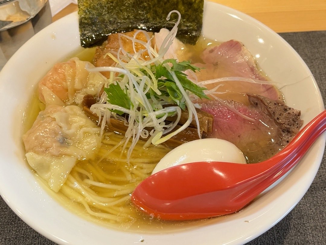 なるべく太りたくないのでお昼は抜きにして、地元のカフェでパンケーキ(小)を食べました。