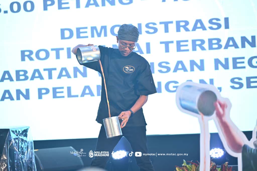 MyMOTAC's tweet image. MOTAC BERSAMA AGENSI TERUS RANCAK MENYEDIAKAN PERKHIDMATAN DAN PENGISIAN YANG MENARIK DI PROGRAM MADANI RAKYAT 2025, MELAKA 

Klik facebook.com/share/p/16Y37Y…

#ProgramMADANIRakyat
#PMR2025Melaka
#MADANIBekerja 
#TaatSetia