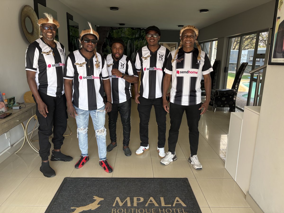 PetersonTengen2's tweet image. It’s match day! As guest of Zimbabwe 🇿🇼 warriors legend, Cool Ruler (Far left). Highlanders v Dynamos. There is no bigger game in Zimbabwe 🇿🇼 than #Bosso v  #dembare at Barbourfields.