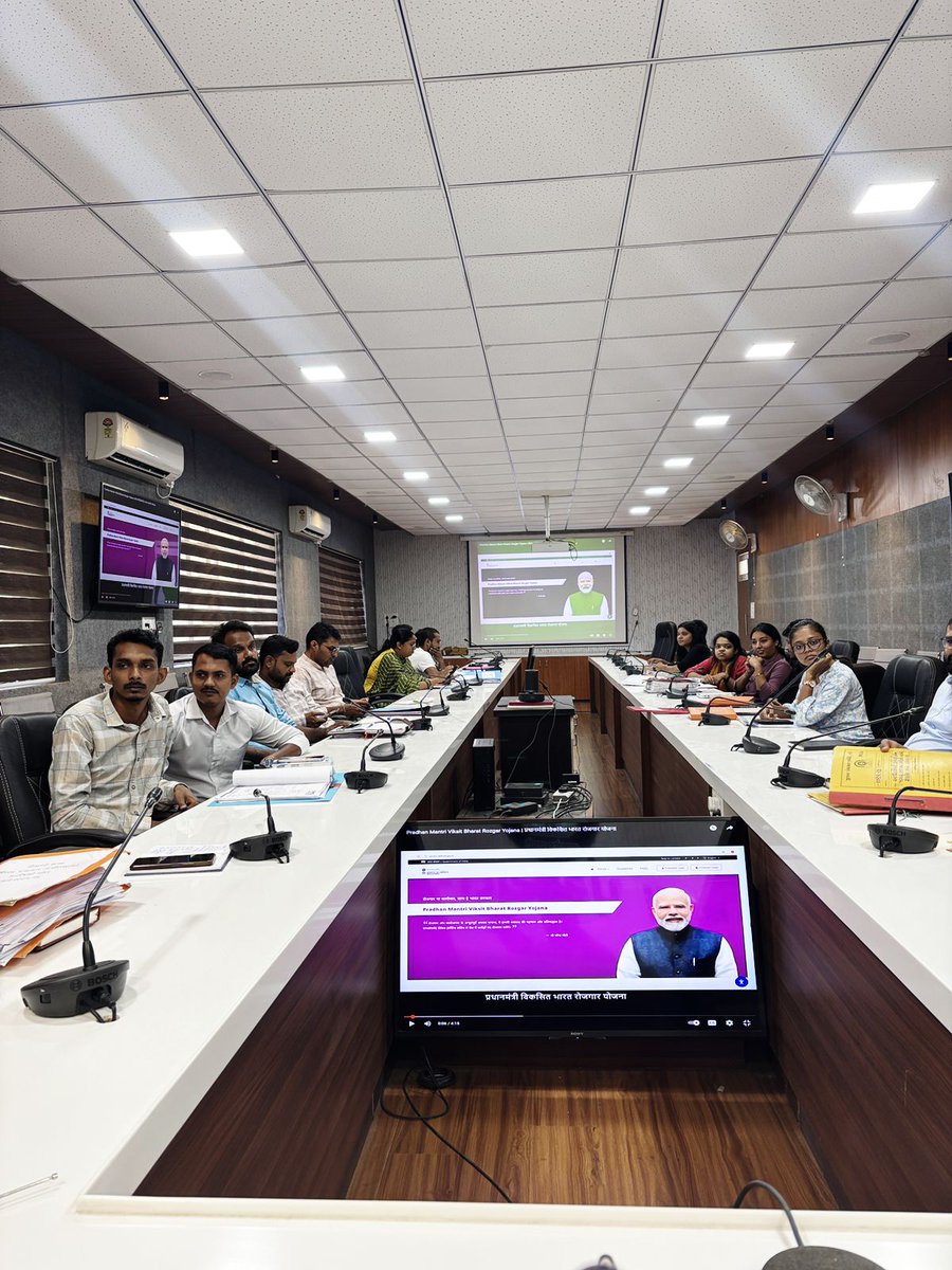 Glimpses of outreach drives on #PradhanMantriViksitBharatRozgarYojana held in Gujarat by EPFO, Ministry of Labour and Employment to drive active participation of both employers and employees in the scheme. 

#MoLE #SocialSecurity