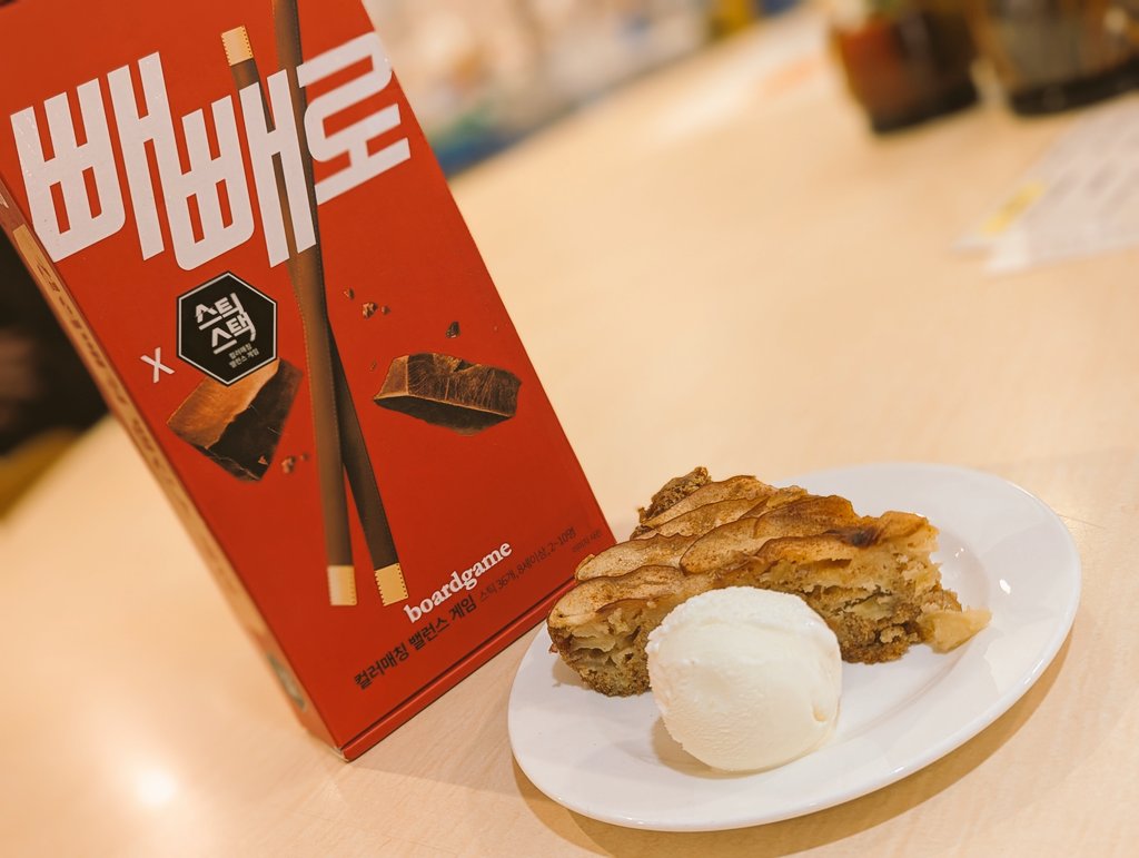 POPEEさんで、手作りりんごケーキ
読めない、スティックスタックのゲームを添えて😊