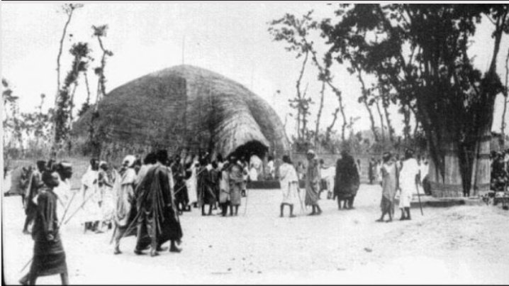 tedros_10's tweet photo. Ibihano byatangwaga mu Rwanda rwo hambere

Mu Rwanda rwo hambere ntabwo habagaho amategeko mpanabyaha menshi nk’uko bimeze muri iki gihe kuko ibihano byatangwaga ku byaha ndengakamere bitarengaga bitanu. Ibyo bihano uko ari bitanu byashyizweho n’Umwami Kilima Rugwe mu 1345 ubwo yari amaze gushyiraho inzego z’ubutabera mu Rwanda.

Inzego enye z’ubutabera zashyizweho harimo Urukiko rw’Umuryango, Urukiko Gacaca, Urukiko rw’Abunzi n’Urukiko rw’Ibwami rwahanganywe n’u Rwanda, ruhangwa na Gihanga. Gusa habagaho n’izindi nkiko zihariye ari zo Urukiko rw’Umutware w’Ingabo n’Urukiko rw’Umutware w’Ubutaka, ari nazo zakemuraga imanza zihariye zijyanye n’Ingabo ndetse n’Imibereho n’Imibanire y’Abantu, cyane cyane ishingiye ku butaka.

Igihano cyo kubabarira

Ushobora kumva bitangaje kuba baguha imbabazi bikaba igihano, ariko niko byari bimeze mu Rwanda rwo hambere kuko iyo baguhaga imbabazi hari ibyo bagutegekaga gukora ndetse bakanagutongera kugira ngo ugaruke mu Muryango Nyarwanda.

Igihano cyo gucibwa icyiru

Mu Kinyarwanda cy’ubu, iki gihano ni kimwe twita ihazabu. Iki gihano bagitangaga iyo wabaga wahamwe n’icyaha cyo guhemukira umuntu bakaguca icyiru cyo gutanga ikintu runaka harimo inzoga, ingano y’imyaka rukana cyangwa ugatanga inka bitewe n’uburemere bw’icyaha wakoze.

Igihano cyo gukomwa

Gukomwa kwabaga ari ukukubuza uburenganzi bwo gukora ibintu byose mu gihugu ndetse no kukubuza kujya ahantu runaka nko ku isoko, ku iriba cyangwa se ukaba utemerewe gusangira n’abantu n’iyo haba ari iwawe mu rugo.

Igihano cyo gucibwa

Gucibwa byakoreshwaga mu buryo bubiri, hari uburyo bwo kuvuza ingoma bitaga gucishwa ingoma. Barazivuzaga, bakavuga ngo kanaka araciwe agiye mu mahanga ariko iyo Umwami waguciye yatangaga byarashoboka kugaruka mu gihugu.

Uburyo bwa kabiri bwakoreshwaga butandukanye n’ubwa mbere kandi bwo ntabwo byashokaga ko ugaruka mu gihugu kabone nubwo umwami yaba yaratanze, ahubwo ubuvivi bwawe nibwo bwagarukaga mu gihugu. Aha bavuzaga igikoresho cy’umuziki cyitwaga urusengo.

Igihano cyo kwicwa

Iki gihano ntabwo ari igihano cyakundaga gutangwa kenshi ahubwo cyatangwaga ku bantu babiri gusa; ni ukuvuga umuntu wagomeye Umwami ndetse n’umuntu wagambaniye Igihugu.

Ibi bihano byatangwaga n’inzego z’ubutabera zari zarashyizweho na Kilima Rugwe uretse igihano cy’urupfu cyonyine cyatangwaga n’Urukiko rw’Ibwami.

Dukomeze tubane hano kuri @tedros_10