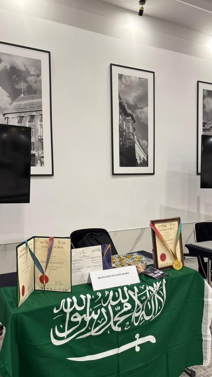 تهنئ #جامعة_الإمام_عبدالرحمن_بن_فيصل 
الطالبة جوري بنت عادل التويجري  في مسار كلية العلوم نظير تحقيقها مراكز متقدمة خلال مشاركتها في معرض : 
( ترايان فيويا الدولي للاختراعات و الإبتكارات ) في جمهورية رومانيا . 

وحازت على الجوائز الاتية: 
• المركز الاول على مستوى المعرض (ميدالية