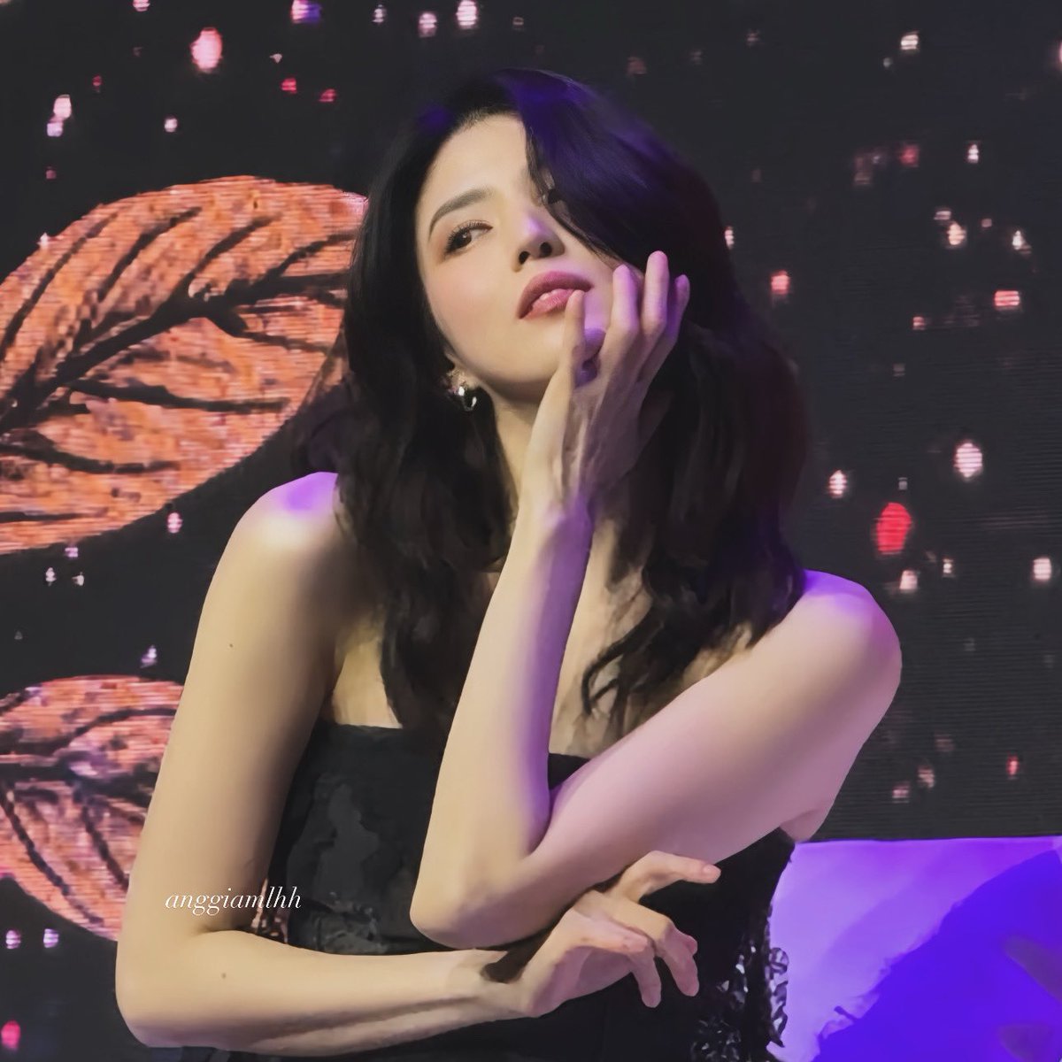 4soxee's tweet photo. DAMN IT SO HEE

#HANSOHEE #한소희
#XoheeLovedOnes_in_Jakarta https://t.co/mO6XmNkqqd