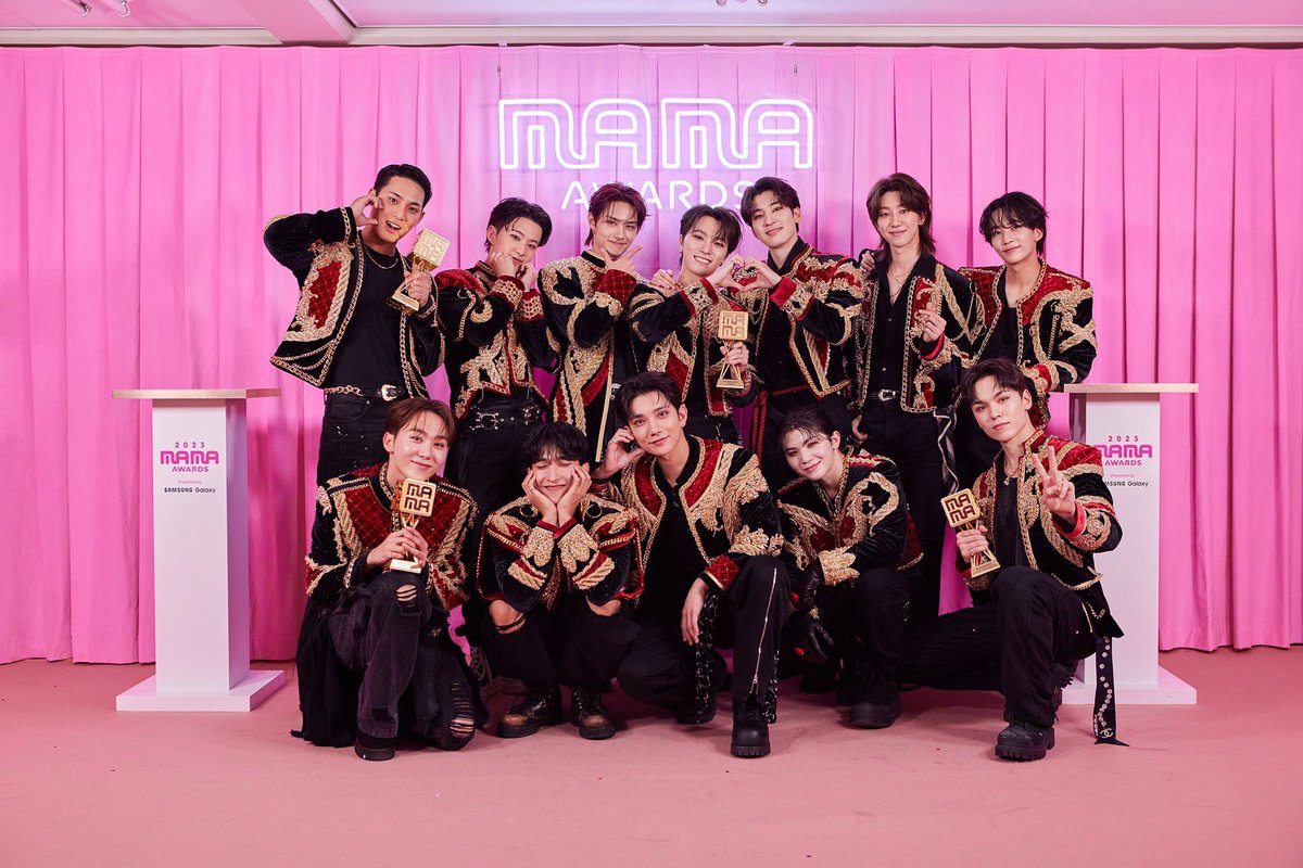 다시봐도 말도 안 되고 웃기네
원찬은 왜 단체 사진 가운데서 둘만 하트를 해서
결혼식 하객 사진으로 만들어버린 거지 ㅠ