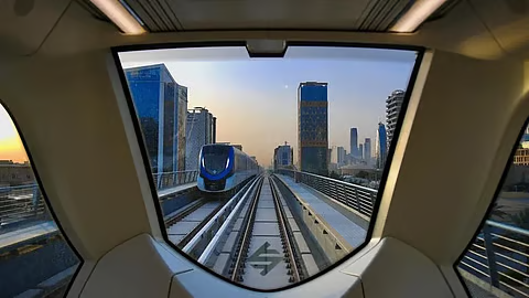 "هيئة النقل": أكثر من 39 مليون راكب استخدموا قطارات المملكة خلال الربع الثالث من 2025. 2.7 مليون راكب عبر القطارات بين المدن، منهم 2.07 مليون على قطار الحرمين السريع. أكثر من 36.3 مليون راكب استخدموا القطارات داخل المدن، وصدارة قطار الرياض ب25.2 مليون راكب. نقل أكثر من 4.09 ملايين طن و227 ألف حاوية، مع دعم سلاسل الإمداد وتقليل الانبعاثات الكربونية 
