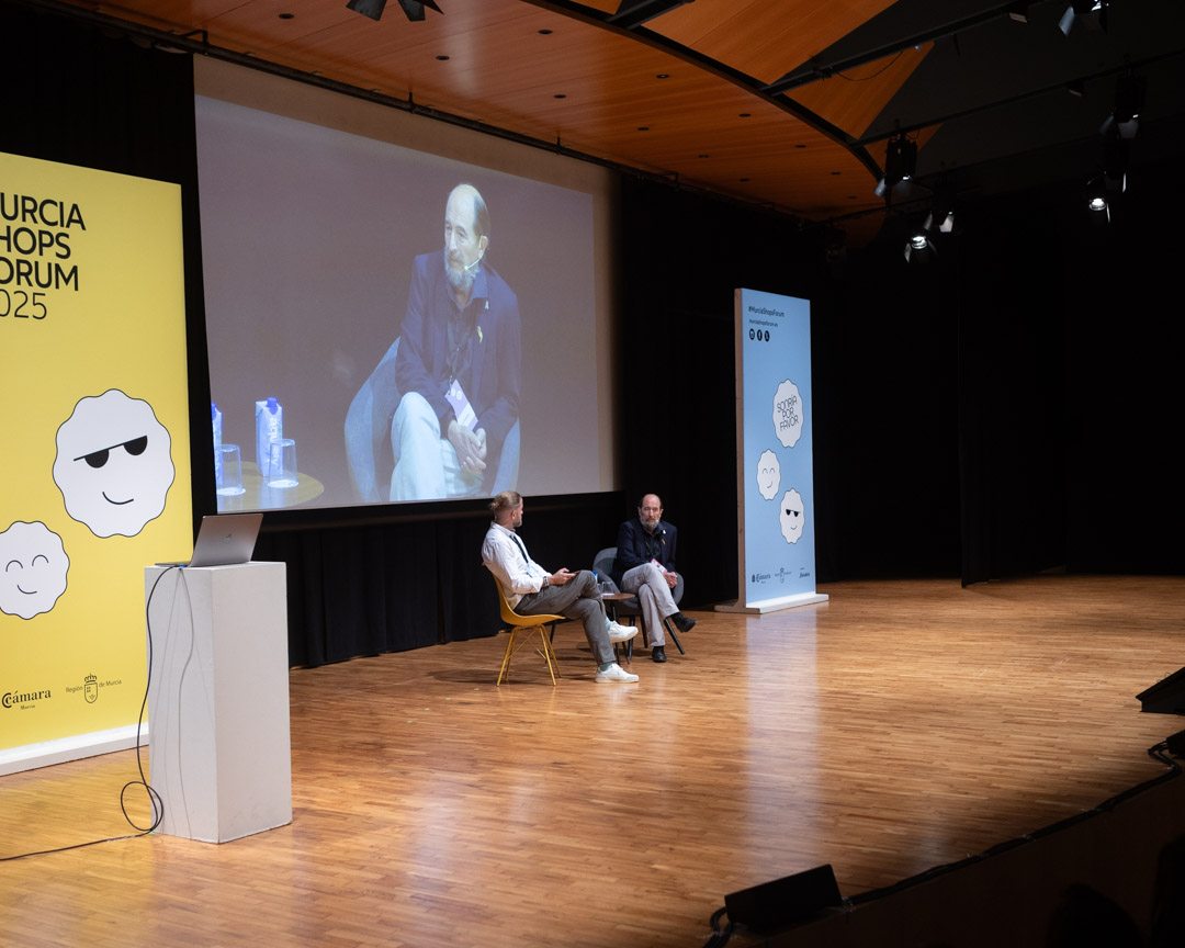 La inspiradora labor de <a href="/AFACMUR1/">Afacmur</a> la Asociación de Familiares de Niños con Cáncer de la Región de Murcia, nos recuerda la importancia de acompañar a los enfermos y a sus familiares desde el primer momento. Francisco Palazón Espinosa, su presidente, ha compartido con nosotros el