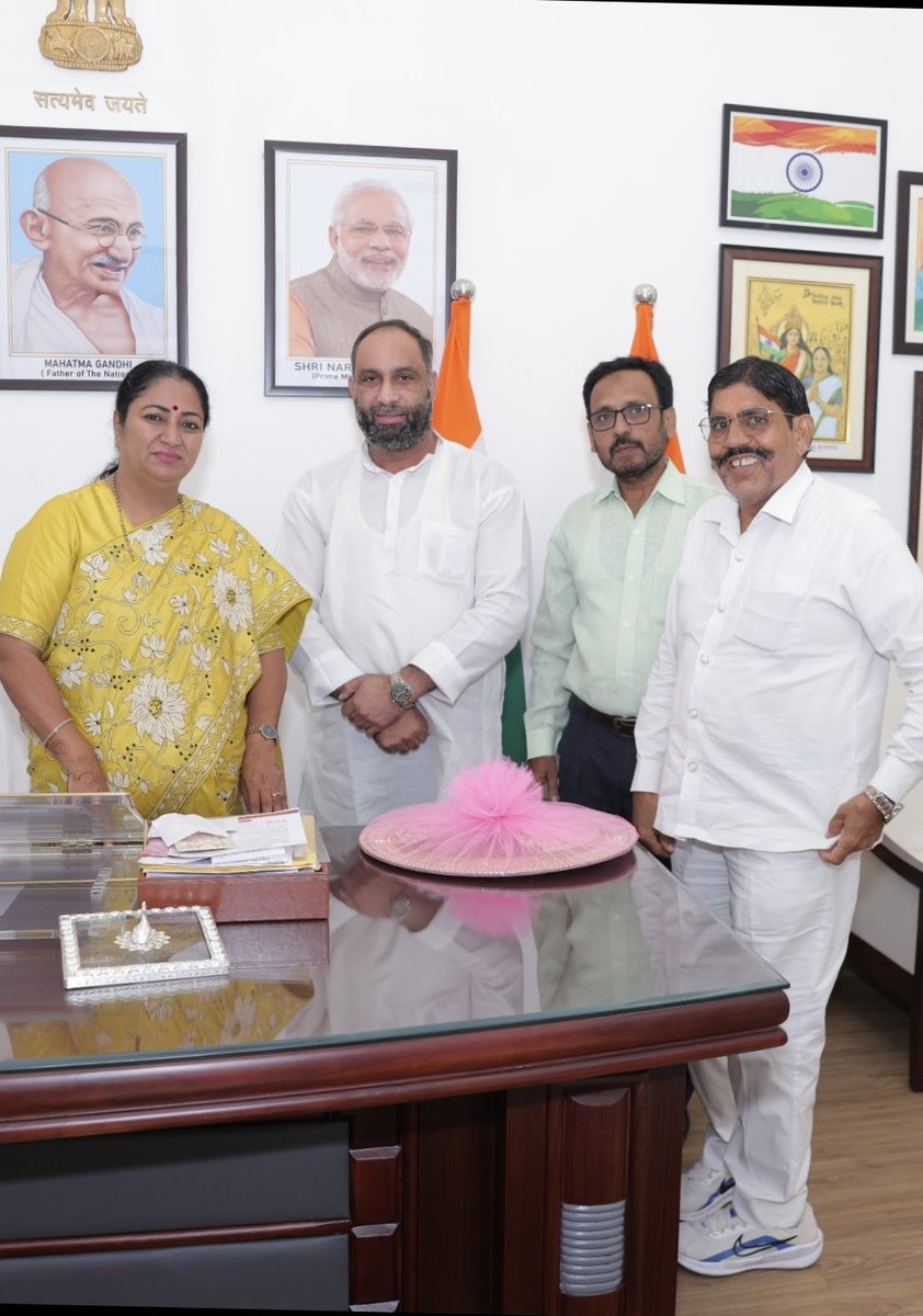 iqrar01's tweet image. दिल्ली की मुख्यमंत्री आदरणीय श्रीमती रेखा गुप्ता जी को मुलाकात कर दीपावली पर्व की शुभकामना देते हुए भाजपा अल्पसंख्यक मोर्चा दिल्ली प्रदेश के मंत्री इकरार मोहम्मद  जिला केशव पुरम के उपाध्यक्ष बाबू खान #RekhaGupta #rekhaguptacm #ajeykatana #RajkumarBhati #rekhaguptabjp