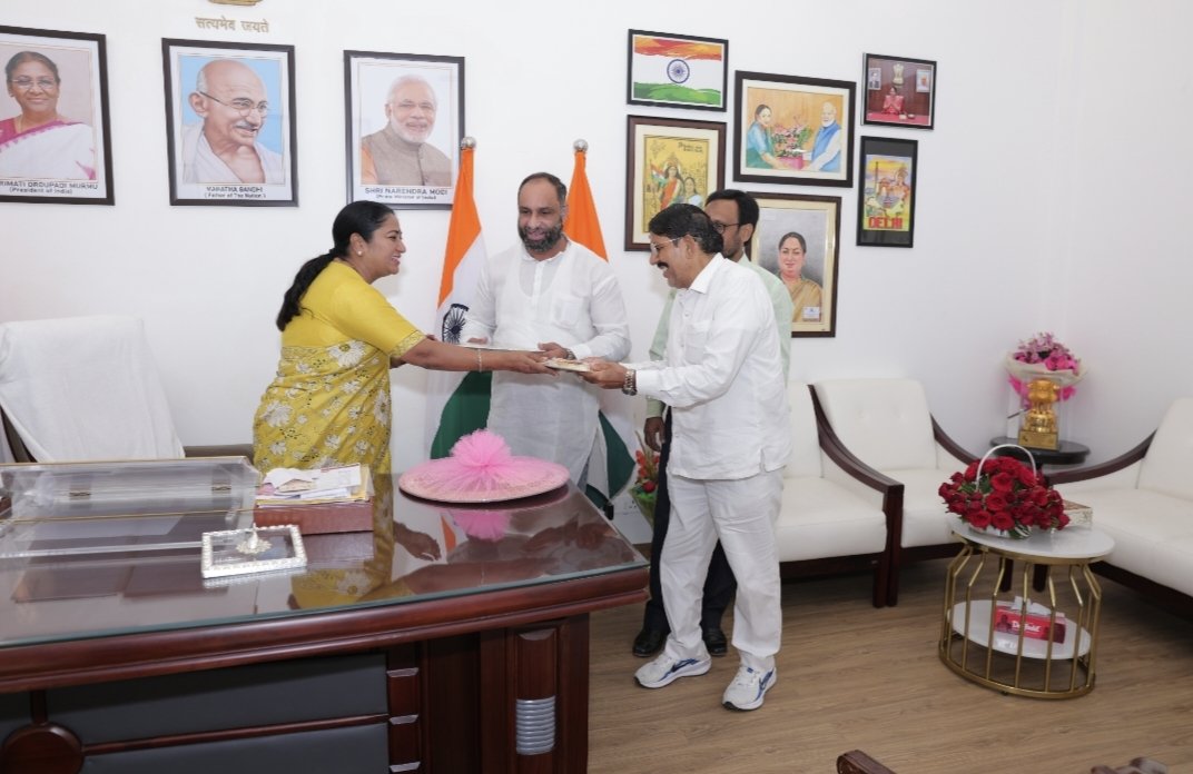 iqrar01's tweet image. दिल्ली की मुख्यमंत्री आदरणीय श्रीमती रेखा गुप्ता जी को मुलाकात कर दीपावली पर्व की शुभकामना देते हुए भाजपा अल्पसंख्यक मोर्चा दिल्ली प्रदेश के मंत्री इकरार मोहम्मद  जिला केशव पुरम के उपाध्यक्ष बाबू खान #RekhaGupta #rekhaguptacm #ajeykatana #RajkumarBhati #rekhaguptabjp