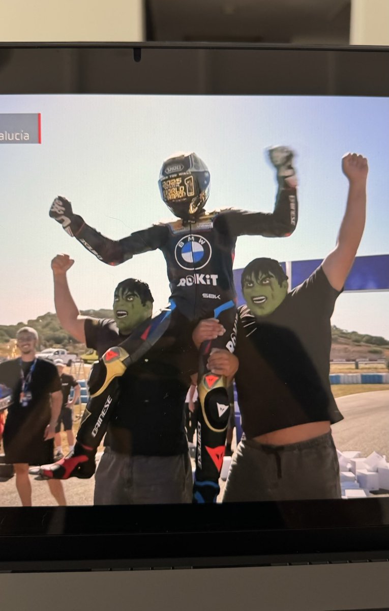 Toprak <a href="/topfragrls/">Toprak Razgatlıoğlu</a> son yarışta son derece temkinli bir şekilde 3. sırayı aldı ve 3. kez WSBK Dünya Şampiyonu oldu 🏆. 

Sana yapılan her türlü haksızlığa ve bir önceki yarıştaki açık saldırıya rağmen başardın bunu. MotoGP'ye de şampiyon olarak gidiyorsun 👏. 

Müthiş bir